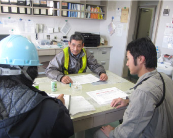 Meeting on cargo handling onboard vessel